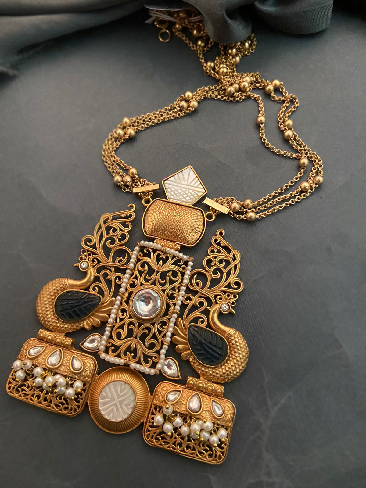 Collar largo con colgante de piedra sintética negra con acabado dorado