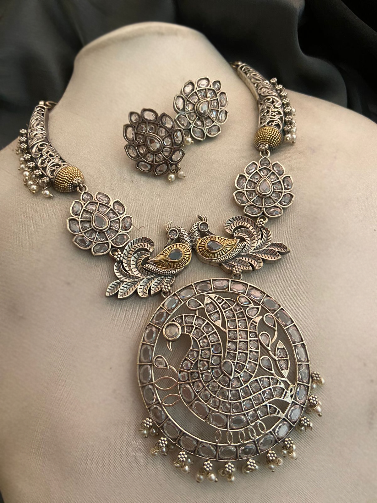 Collar y pendientes de plata antigua pulida con detalles de cristal