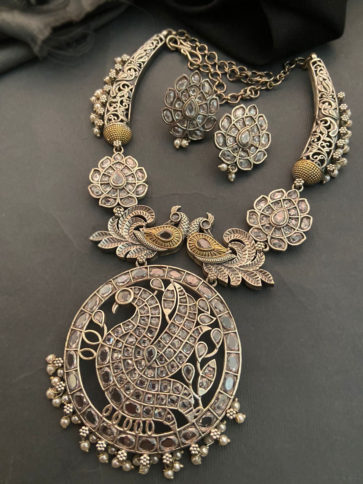 Collar y pendientes de plata antigua pulida con detalles de cristal