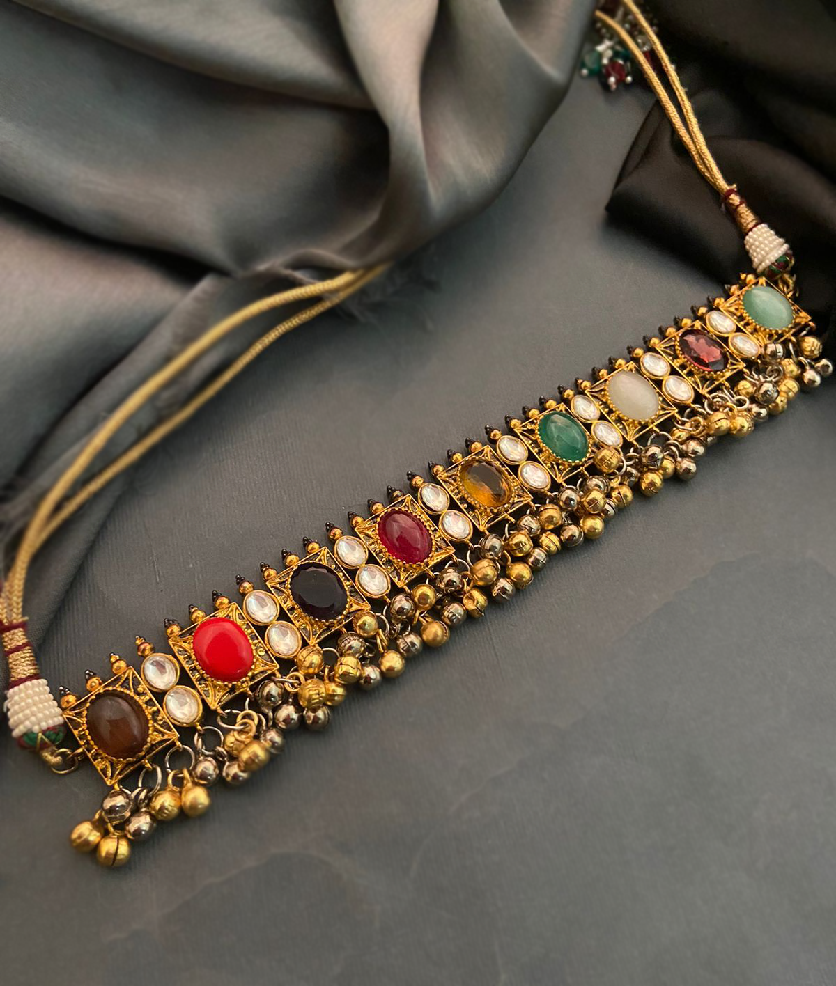 Gargantilla con piedras Navaratna en acabado dorado