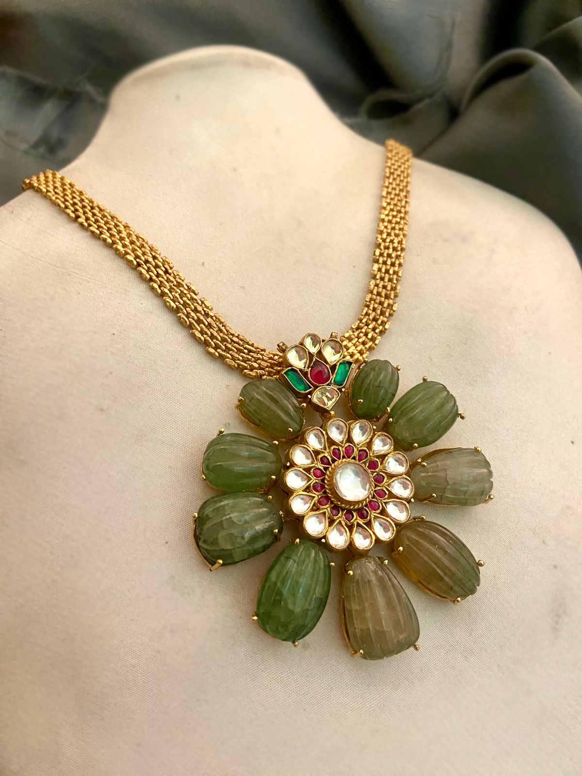 Collar con detalles de cristales Kundan y piedras de fluorita talladas