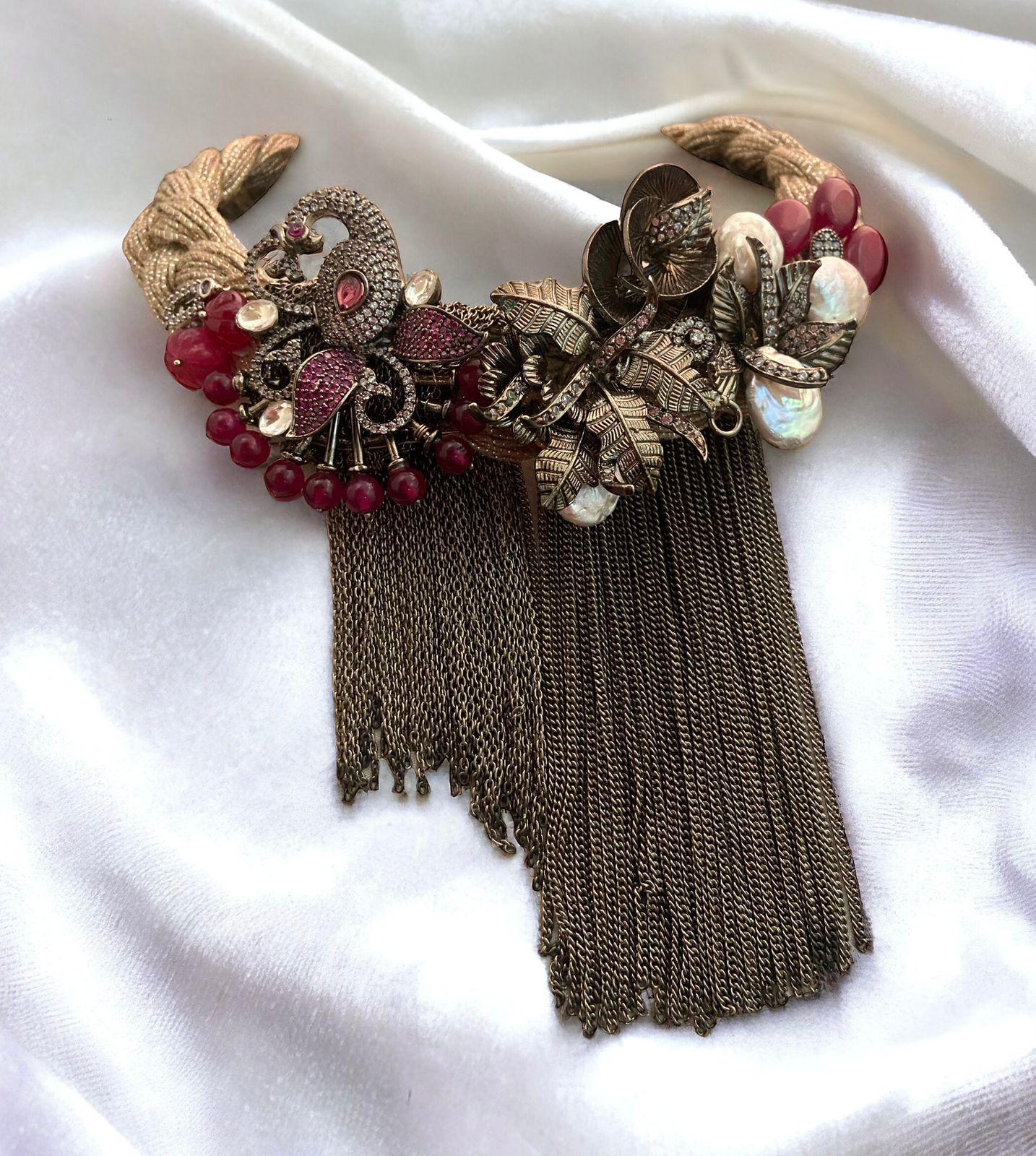 Collar de yute con motivo de pavo real