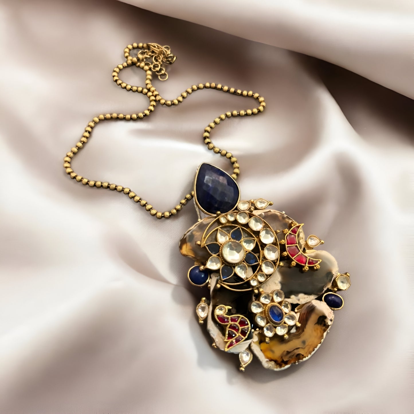 Collar y pendientes de piedras de ágata con lapislázuli