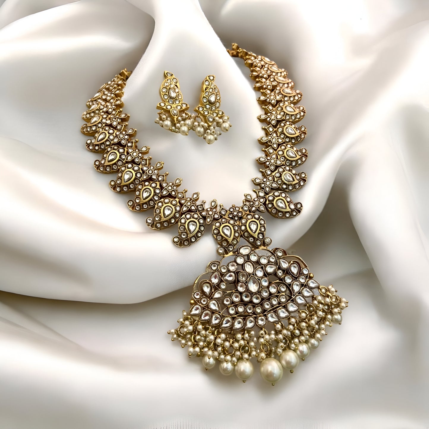 Collar y pendientes con detalles de perlas y cristales Kundan