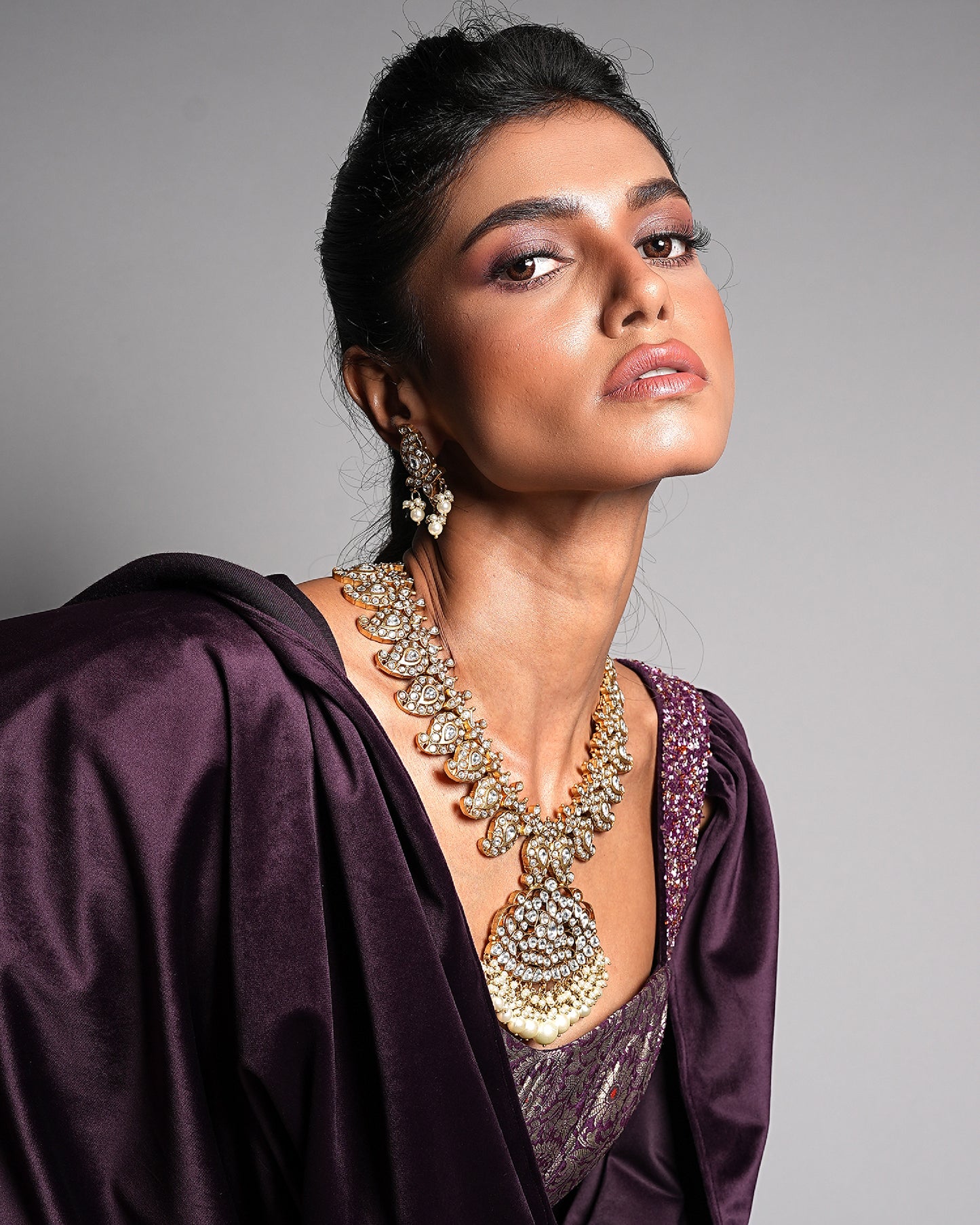 Collar y pendientes con detalles de perlas y cristales Kundan