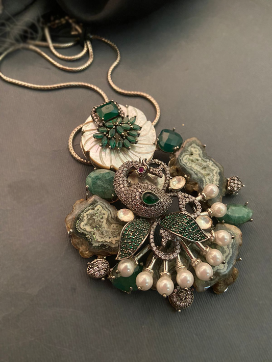 Collar con motivo de pavo real
