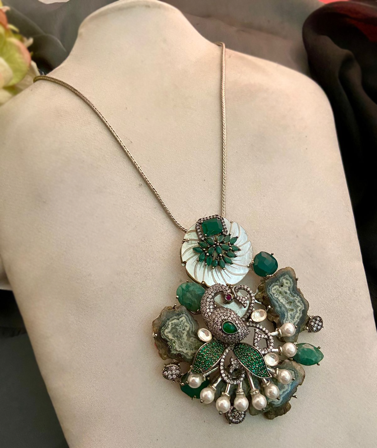 Collar con motivo de pavo real