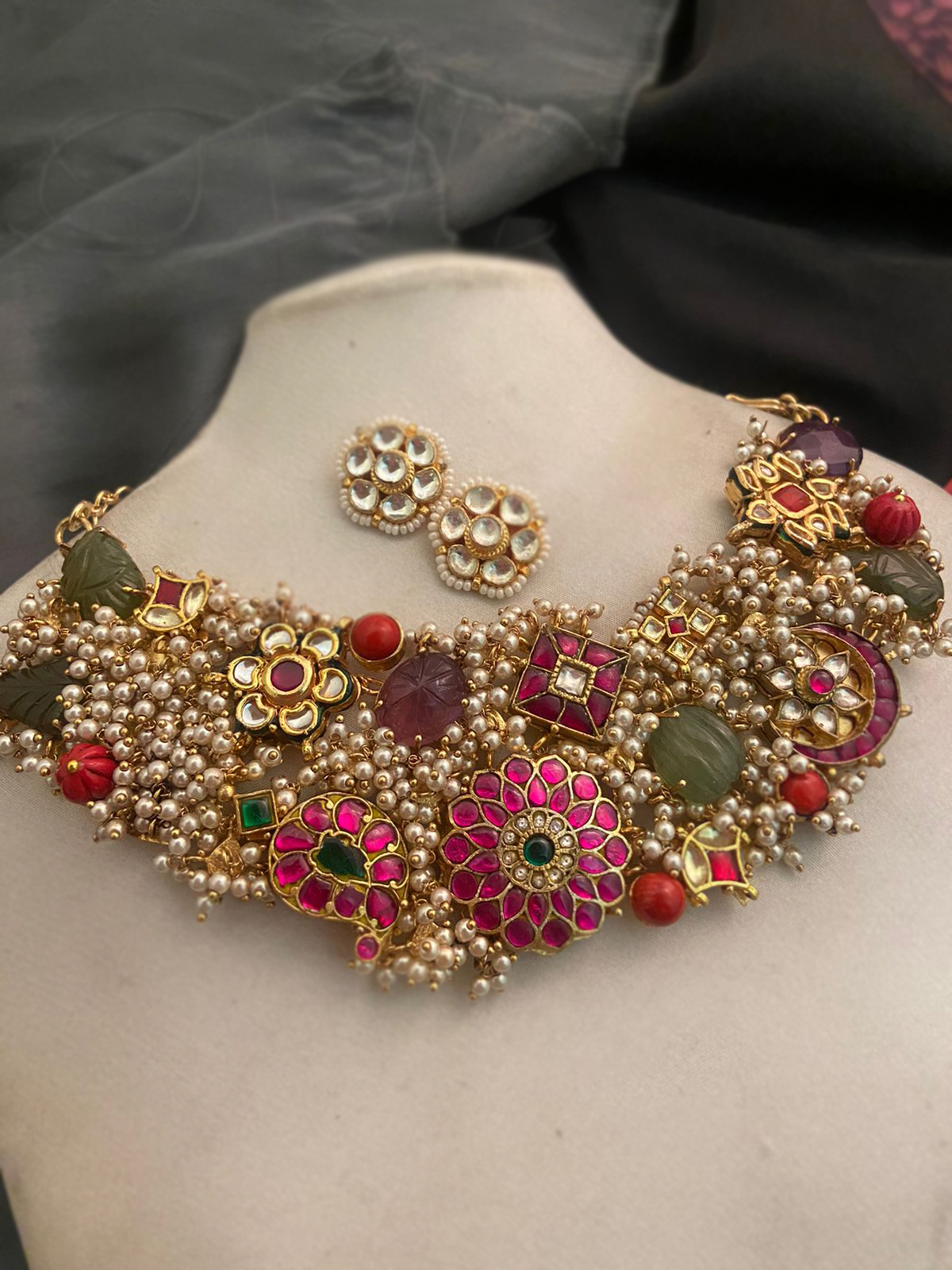 Collar y pendientes de cristal Kundan con perlas pequeñas