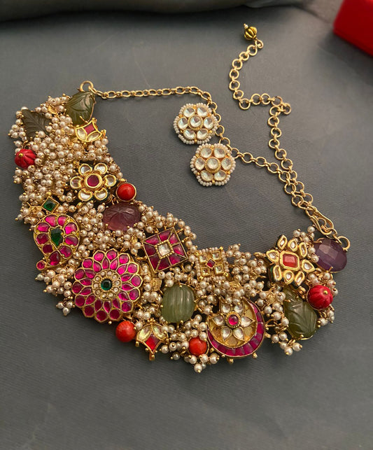 Collar y pendientes de cristal Kundan con perlas pequeñas