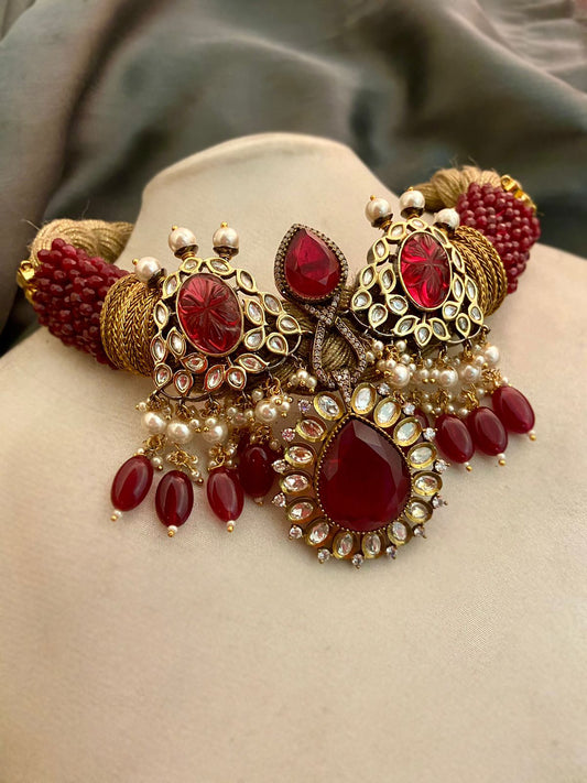 Collar con detalles de cuarzo rubí sobre base de yute