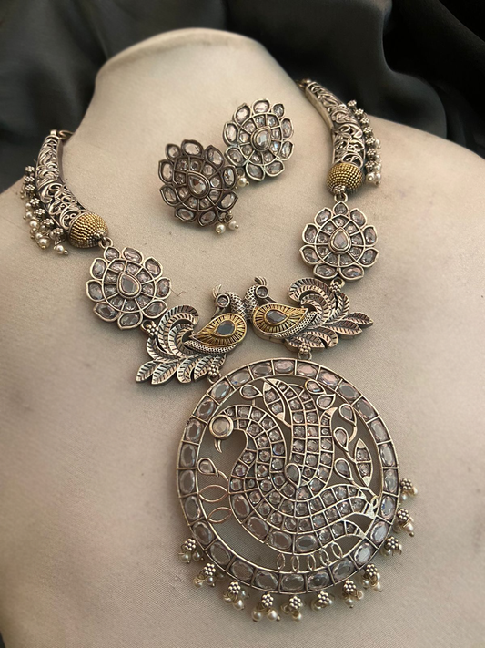 Collar y pendientes de plata antigua pulida con detalles de cristal
