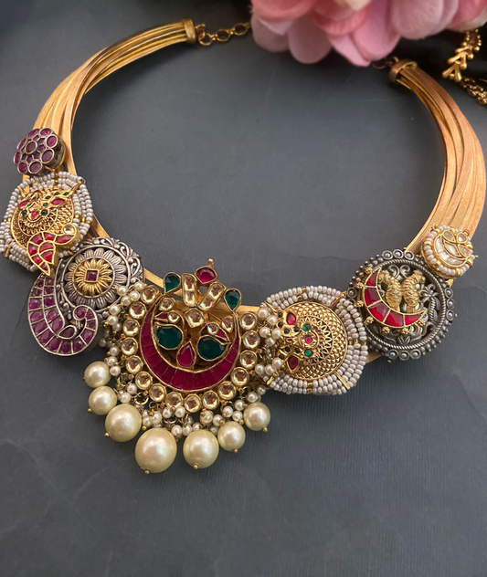 Collar con motivos de plata tallada y detalles de piedras de colores