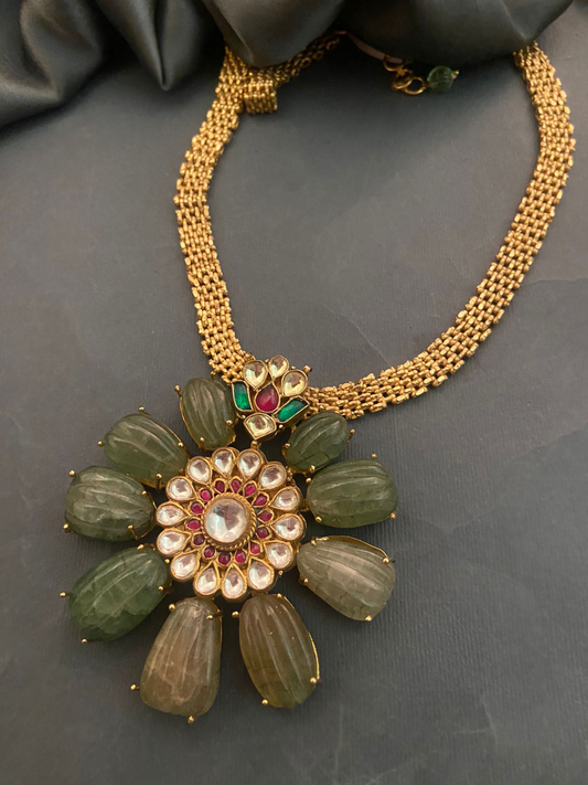 Collar con detalles de cristales Kundan y piedras de fluorita talladas
