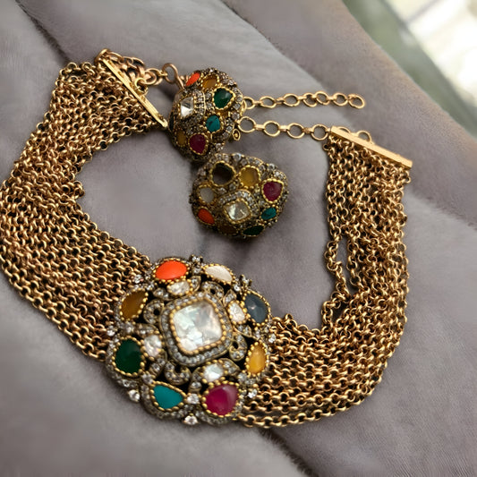 Collar y pendientes multicolor con detalles de cadena