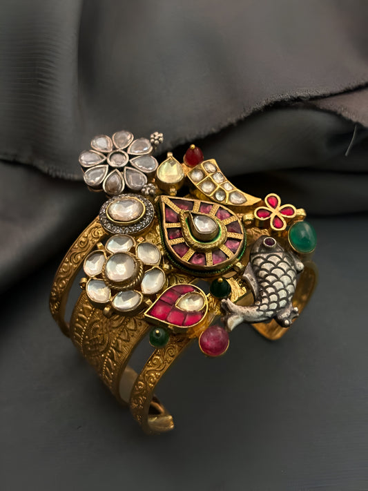 Brazalete con motivo de pez en dos tonos